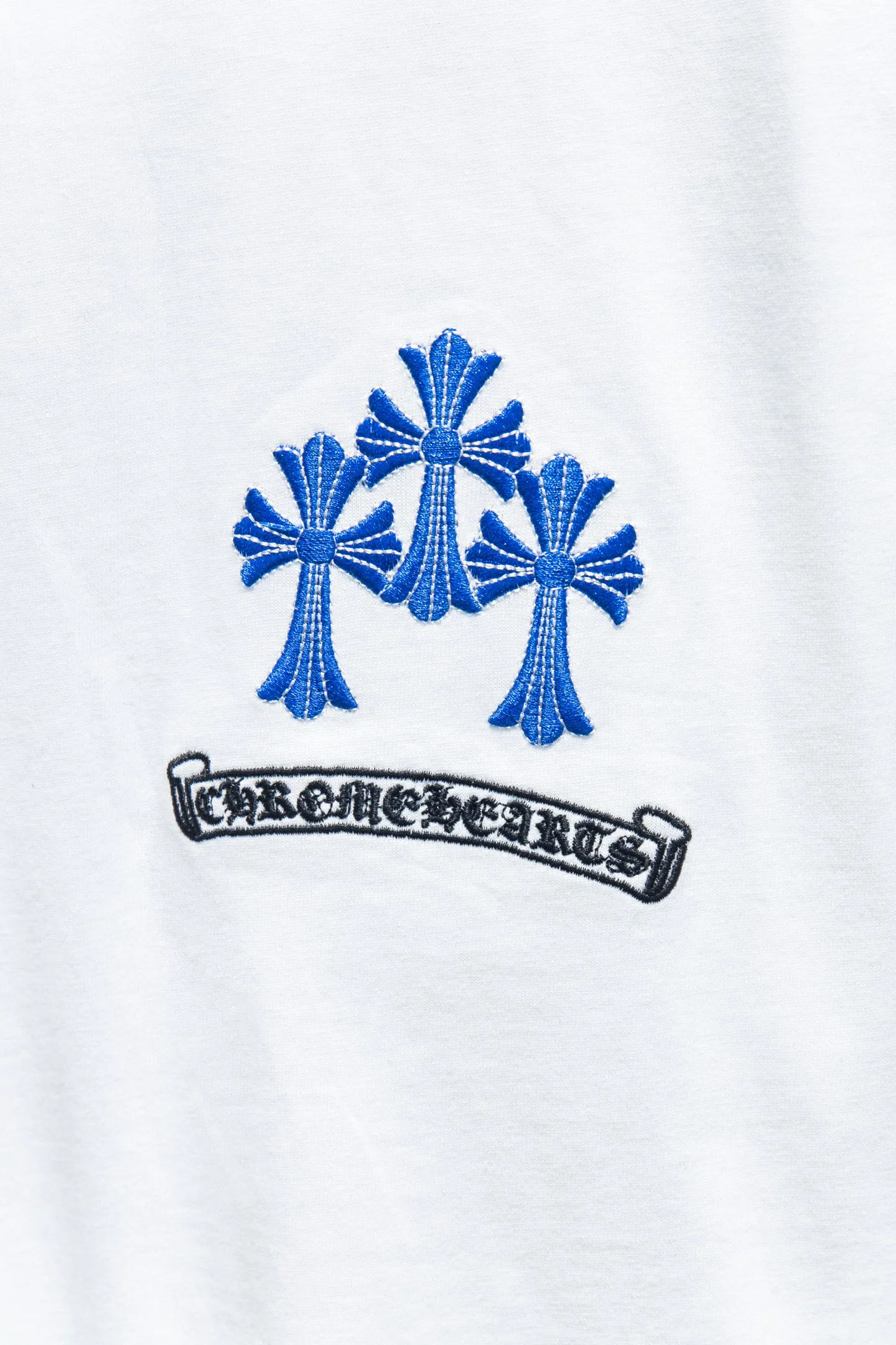 P170 🆕Chrome hearts 25ss os version is really charming and Chrome Hearts is really a must-have. Every season's new version is made to the extreme. It is very practical and can be worn casually. Nice✔️ - ⚠️100% cotton. It is made of 32-count double yarn, 260-gram weight fabric and imported knitted needle carded cotton. It has moderate thickness, drape and contour, and the upper body is comfortable! ! It is very tolerant to fat body types and can instantly lose five pounds after wearing it!  The front and rear panels are hand-printed on the silk screen platen, and the 3D full-color scan pattern is used as film to ensure that the printing pattern is restored to the highest degree, and the printing is made to have a cracking effect and is reinforced and not easy to fall off. The upper and lower LOGO printing has a strong touch texture. The printing material uses environmentally friendly active water slurry and anti-sublimation liquid for the base. The garments can withstand washing without stripping. The addition of handmade elements to the body of the garment greatly increases the interest of the garment and creates a unique visual effect. After special treatment, a unique effect is formed. An irregular hem is added to the version. This year's Kroxin is the main version. In the past two years, the oversize version has become the focus of the trend and has been a popular staple in the past two years. The change of designers has made this brand an instant hit. The progressive fashion of the times also needs the blood impact of fresh elements and trendy designs in order to continue its glory! It’s stylish both inside and outside, a must-have for high street travel! An absolute "eye-catching style" that can match couples 💏 Color: Black White Size: S M L XL